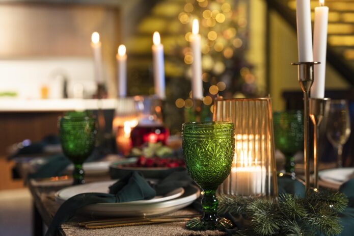 new-year-party-dinner-table-decorated-min