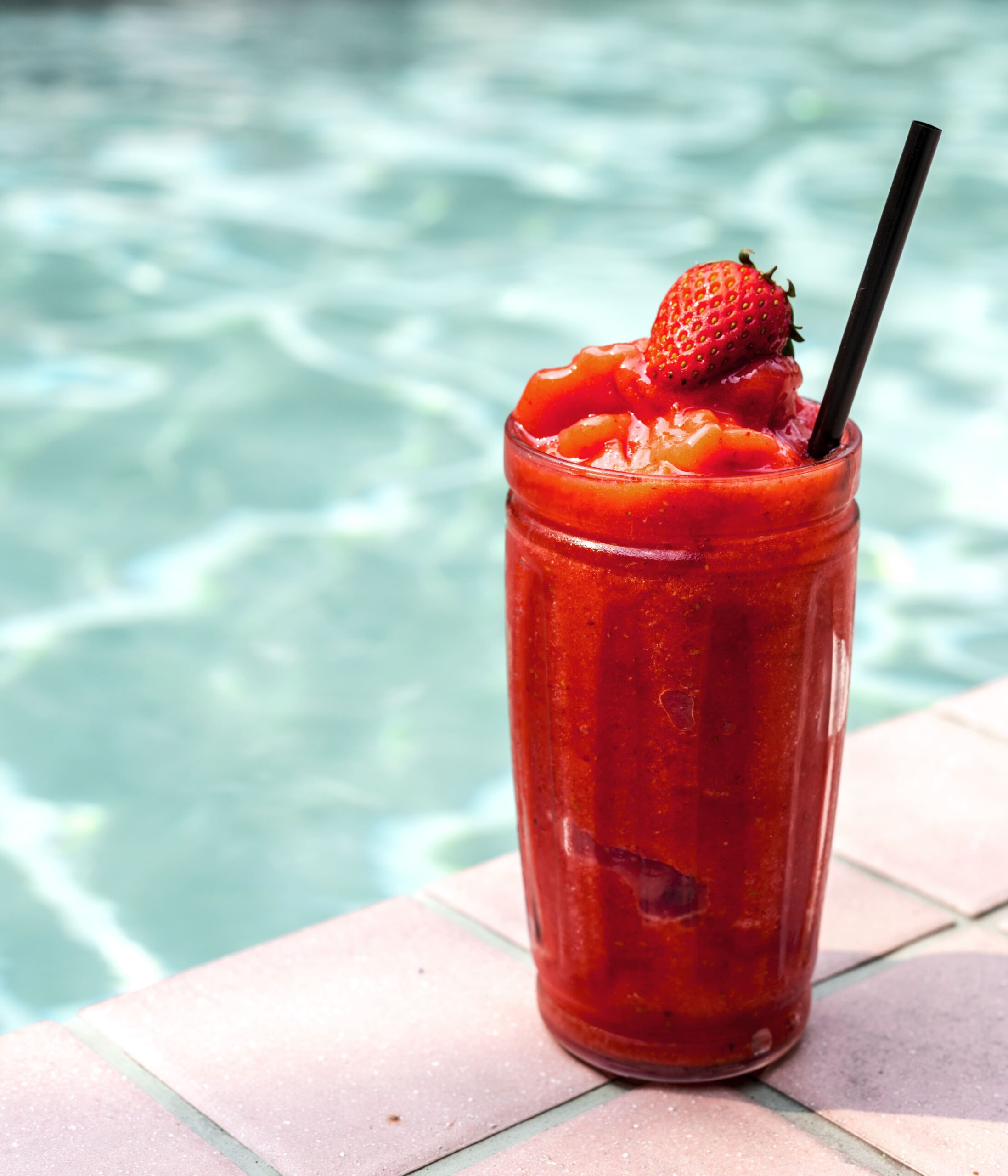strawberry-smoothie-by-the-swimming-pool-min