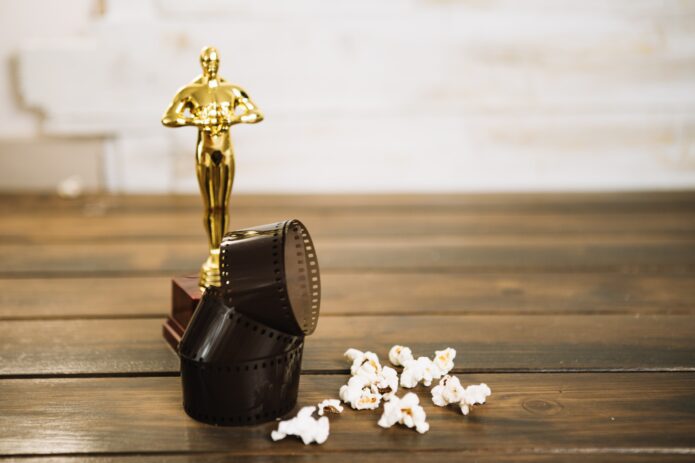 oscar-statuette-film-and-popcorn-min